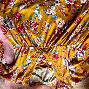 Medium absolutely famous yellow dress shirt